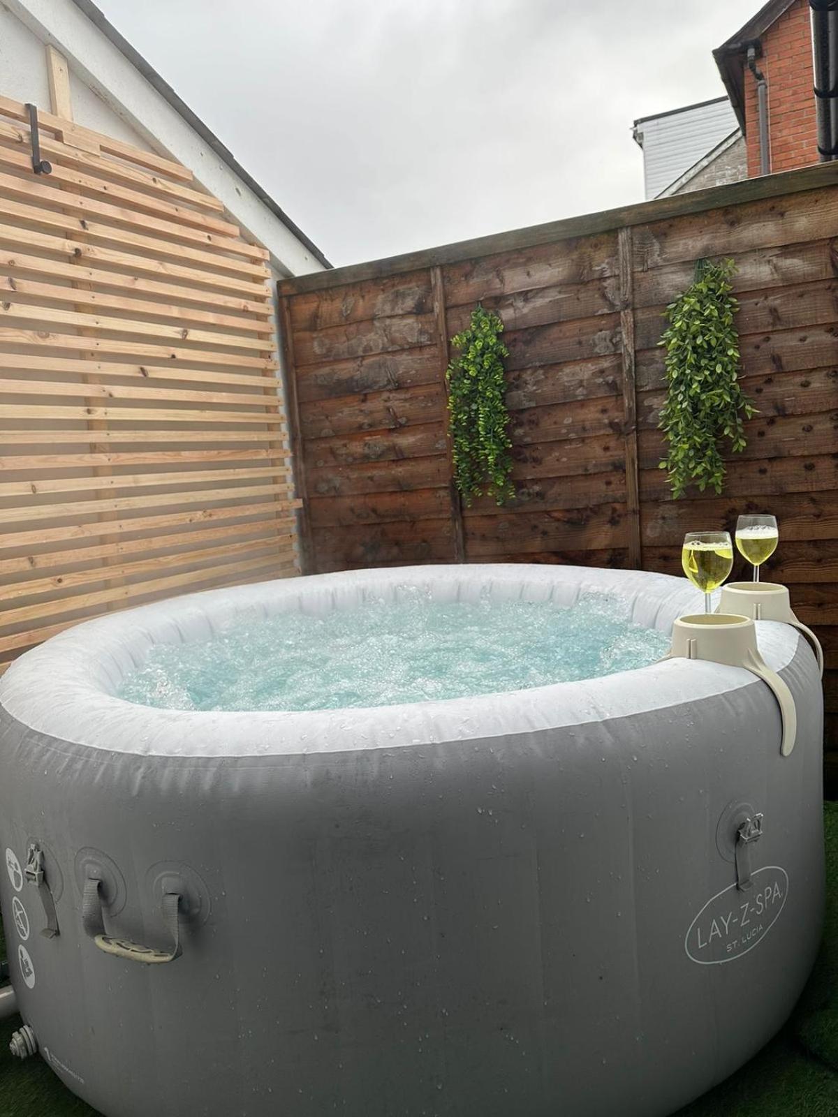 2 Bedroom Flat With Hot Tub Cardiff Extérieur photo
