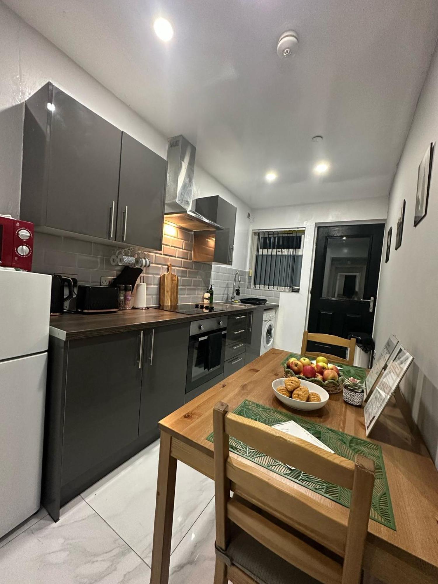 2 Bedroom Flat With Hot Tub Cardiff Extérieur photo