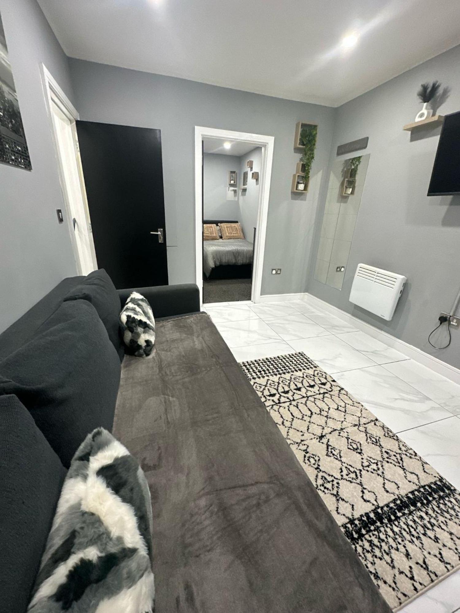 2 Bedroom Flat With Hot Tub Cardiff Extérieur photo