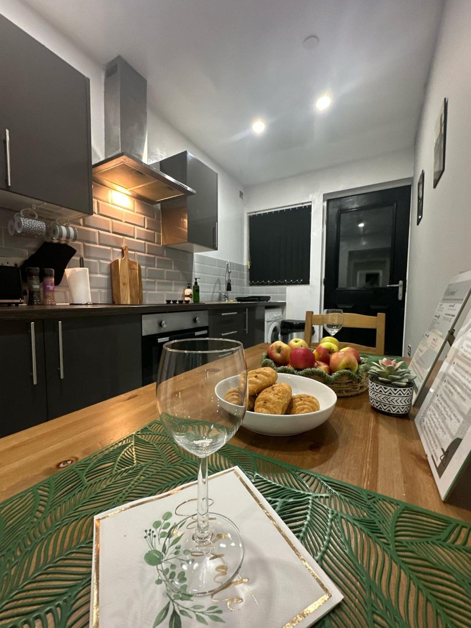 2 Bedroom Flat With Hot Tub Cardiff Extérieur photo