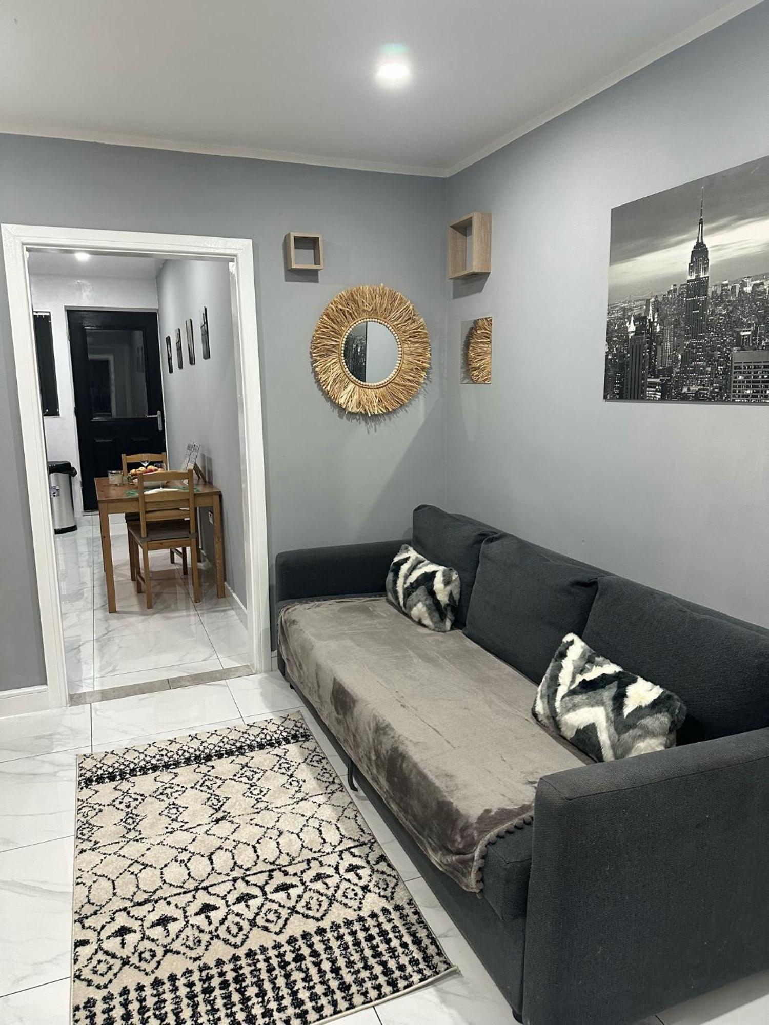 2 Bedroom Flat With Hot Tub Cardiff Extérieur photo