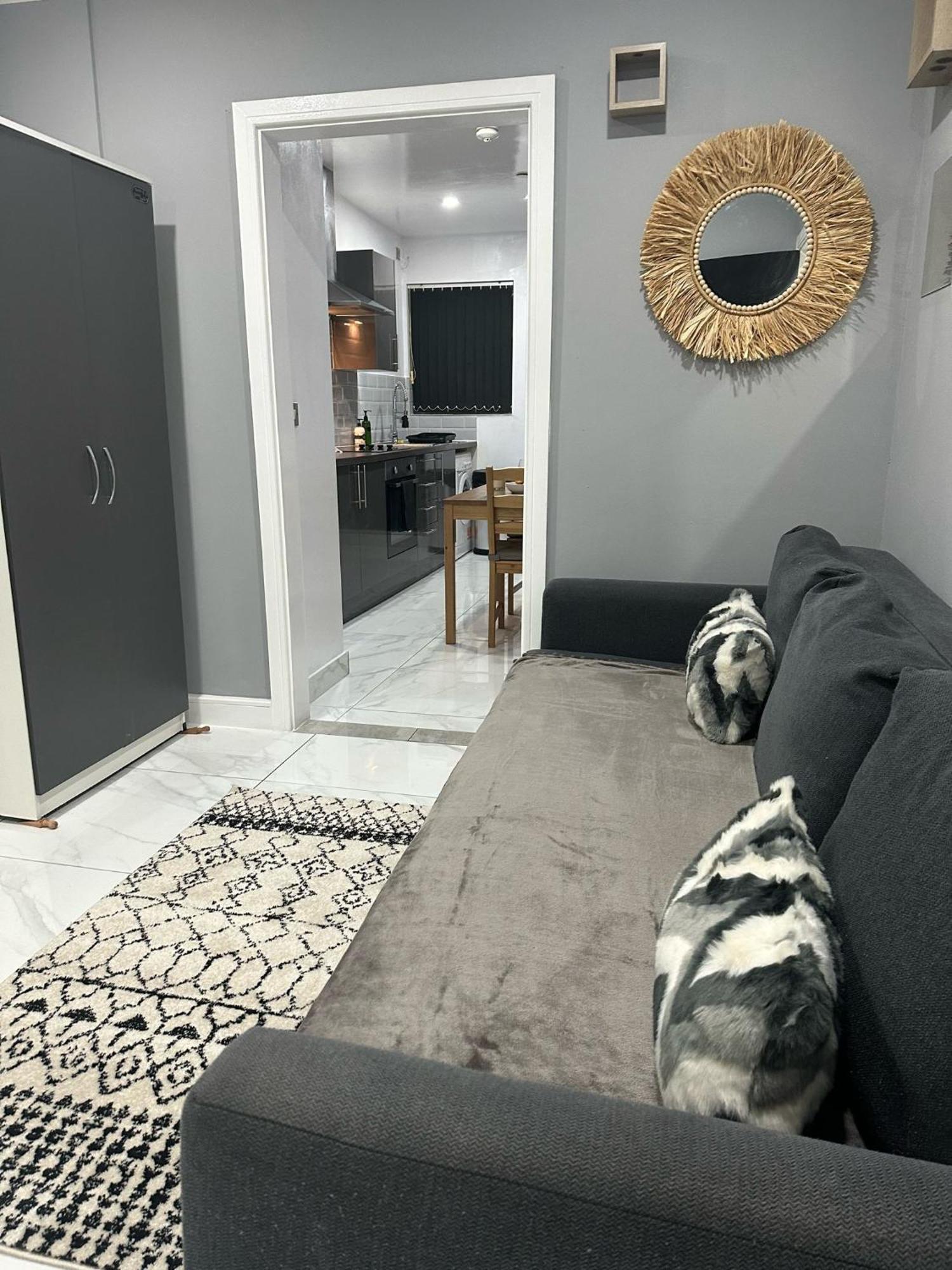 2 Bedroom Flat With Hot Tub Cardiff Extérieur photo