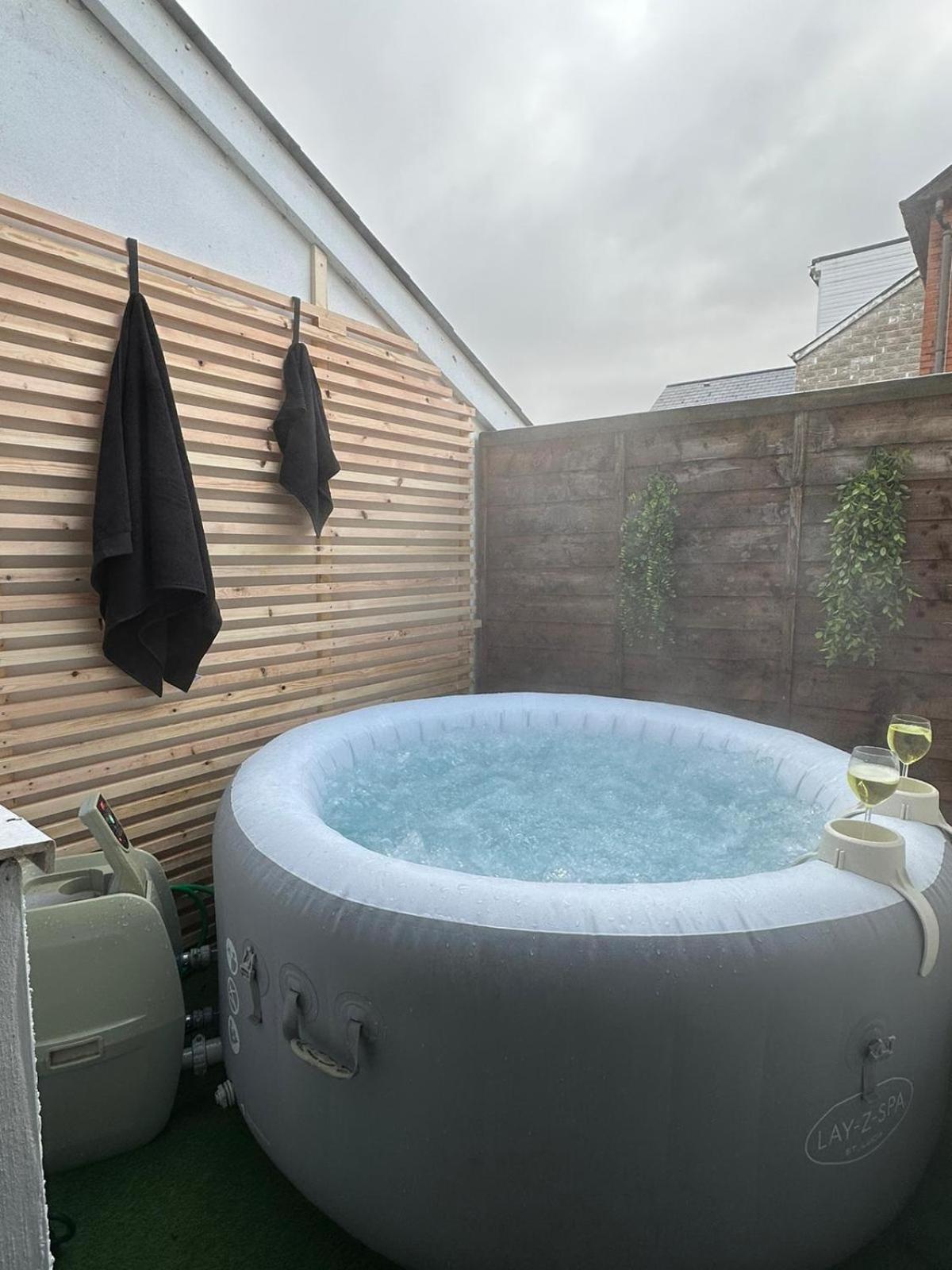 2 Bedroom Flat With Hot Tub Cardiff Extérieur photo